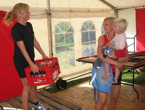 Vinderne hos kvinderne: Karin Juul Hansen (med sodavand) og Trine Carstens (med Julie)