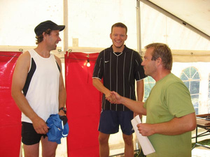 Vinderne hos m�ndene: David J�rgensen (f�r h�ndtryk af Klaus Haulrik) og Steen Carstens. Nummer 2, Lars Bisgaard, var ikke til stede.